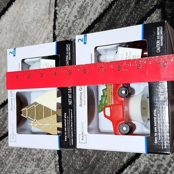 MAINSTAYS PLUG-IN SWIVEL DIFFUSER AROMA GIFT SETS RED TRUCK & PINE TREES - Picture 9 of 13